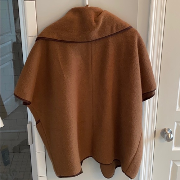 Chic oversized cape in wool blend - Picture 3 of 3